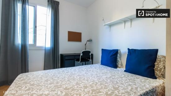 Elegante habitación en alquiler en apartamentos de 3 habitaciones en Sants - BARCELONA