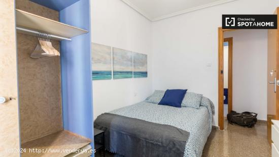 Habitación soleada en apartamento de 5 dormitorios en Rascanya - VALENCIA