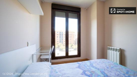 Se alquila gran habitación en apartamento de 3 dormitorios en Villa de Vallecas - MADRID