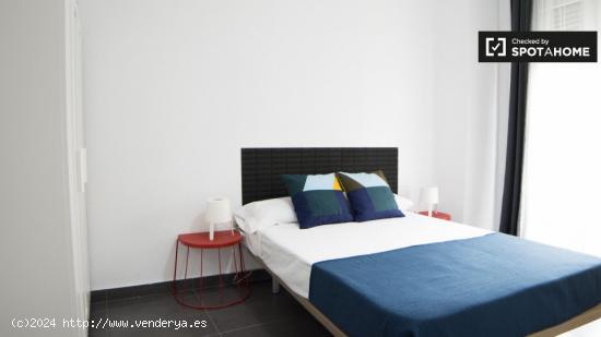 Habitación luminosa con cama matrimonial en alquiler en el centro de madrid. - MADRID