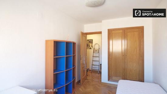 Se alquila gran habitación en apartamento de 3 dormitorios en San Blas - MADRID