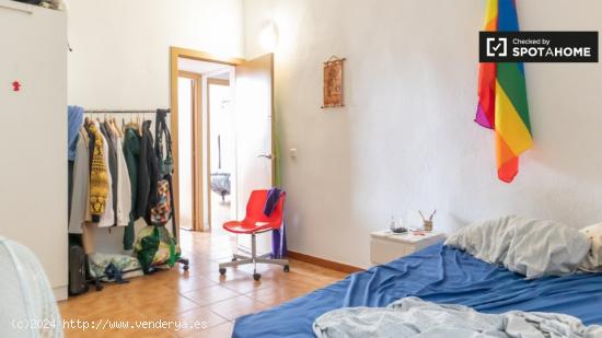 Se alquila habitación fría en apartamento de 4 dormitorios en Centro - MADRID