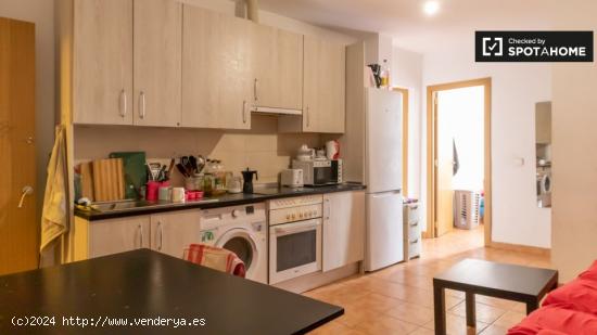 Se alquila habitación fría en apartamento de 4 dormitorios en Centro - MADRID