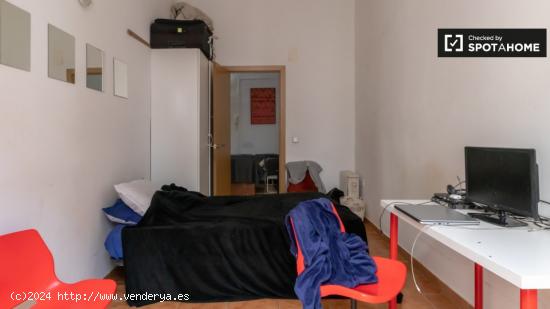 Acogedora habitación en alquiler en apartamento de 4 dormitorios en Centro - MADRID