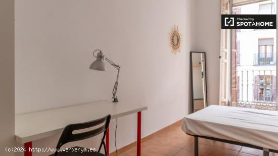 Se alquila habitación tranquila en apartamento de 4 dormitorios en Centro - MADRID