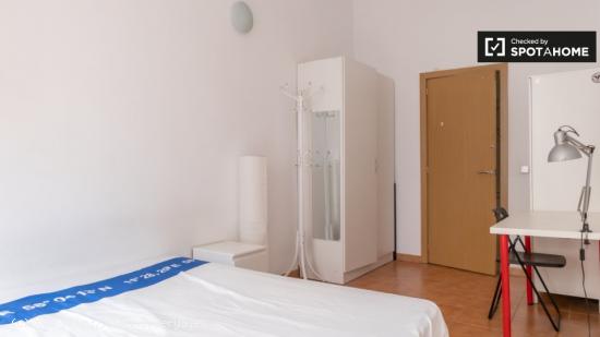 Se alquila habitación tranquila en apartamento de 4 dormitorios en Centro - MADRID