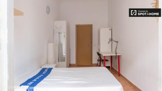 Se alquila habitación tranquila en apartamento de 4 dormitorios en Centro - MADRID