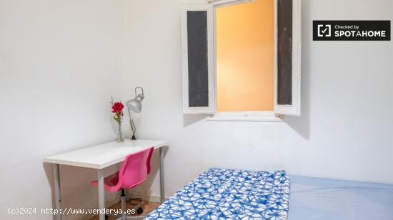 Se alquila gran habitación en apartamento de 8 dormitorios en Argüelles - MADRID