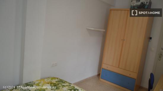 Amplia habitación en alquiler en un apartamento de 4 dormitorios en Algirós - VALENCIA