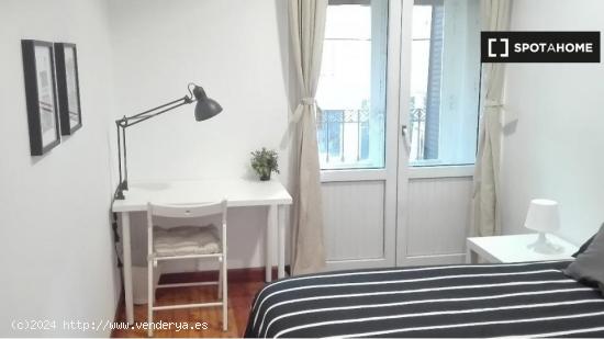 Amplia habitación con cama doble en alquiler en Argüelles - MADRID