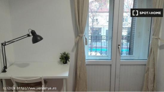 Amplia habitación con cama doble en alquiler en Argüelles - MADRID