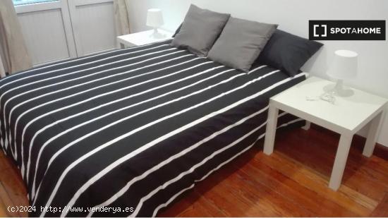 Amplia habitación con cama doble en alquiler en Argüelles - MADRID