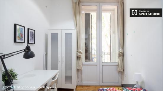 Bonita habitación con cama de matrimonio en alquiler en Argüelles - MADRID