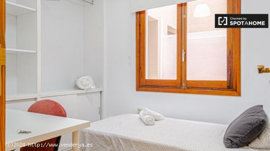 Se alquila habitación interior en apartamento de 6 dormitorios en Burjassot - VALENCIA