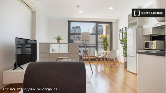 Hermoso apartamento tipo estudio con balcón en alquiler en Sanchinarro - MADRID