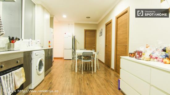 Se alquila habitación en piso de 8 habitaciones en Ciutat Vella - VALENCIA