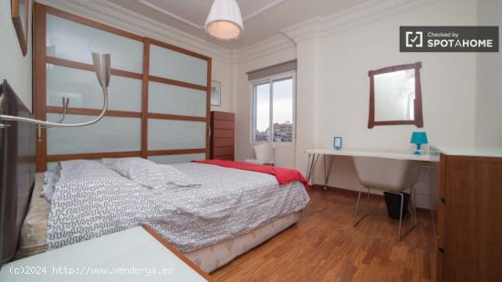 Se alquila habitación en piso de 5 dormitorios en Eixample - VALENCIA