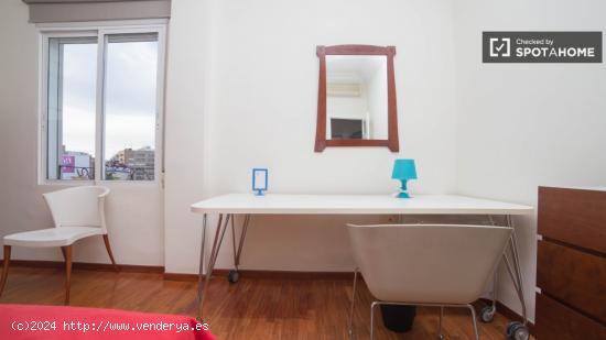 Se alquila habitación en piso de 5 dormitorios en Eixample - VALENCIA