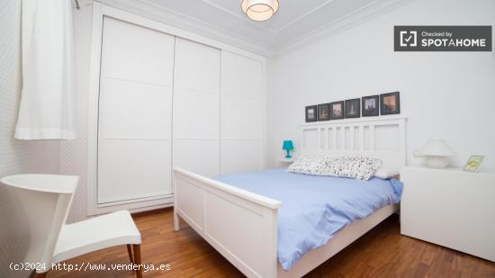 Se alquila habitación en piso de 5 dormitorios en Eixample - VALENCIA