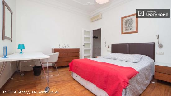 Se alquila habitación en piso de 5 dormitorios en Eixample - VALENCIA