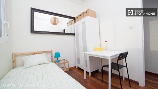 Se alquila habitación en piso de 5 dormitorios en Eixample - VALENCIA