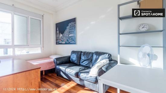 Se alquila habitación en piso de 5 dormitorios en Eixample - VALENCIA