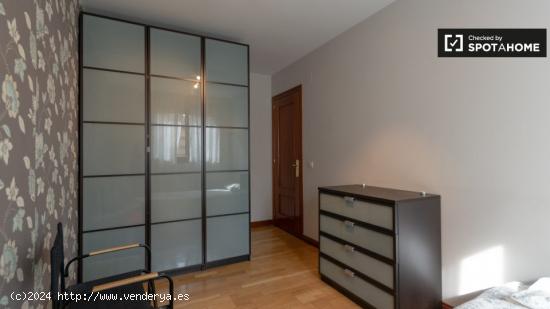 Se alquila habitación en apartamento de 3 dormitorios en Vicálvaro, Madrid - MADRID