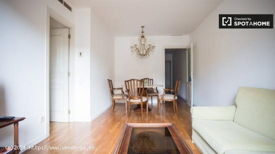 Se alquila habitación luminosa en piso de 3 dormitorios en Eixample - BARCELONA