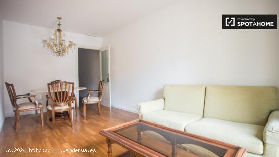 Se alquila habitación luminosa en piso de 3 dormitorios en Eixample - BARCELONA