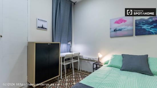 Bonita habitación en alquiler en apartamento de 7 dormitorios en Ciutat Vella - VALENCIA