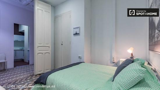 Bonita habitación en alquiler en apartamento de 7 dormitorios en Ciutat Vella - VALENCIA