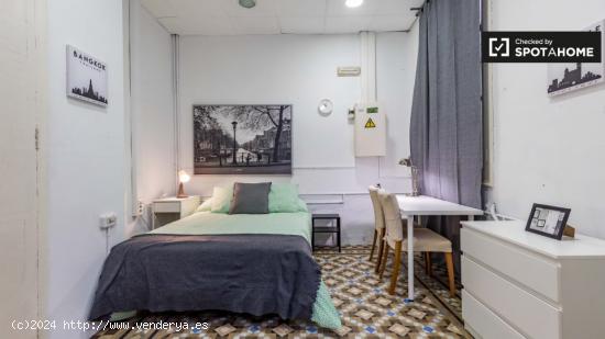 Bonita habitación en alquiler en apartamento de 7 dormitorios en Ciutat Vella - VALENCIA