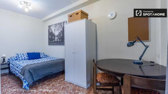 Se alquila habitación con balcón en apartamento de 5 dormitorios cerca de la Universitat de Valèn