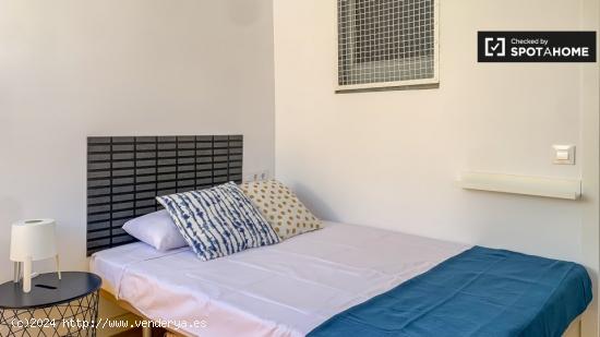 Habitación doble en apartamento de 5 dormitorios, Hospitalet de Llobregat - BARCELONA