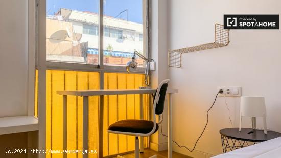 Habitación doble en apartamento de 5 dormitorios, Hospitalet de Llobregat - BARCELONA