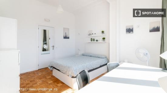 Cool room en alquiler en piso de 19 habitaciones en Eixample - BARCELONA