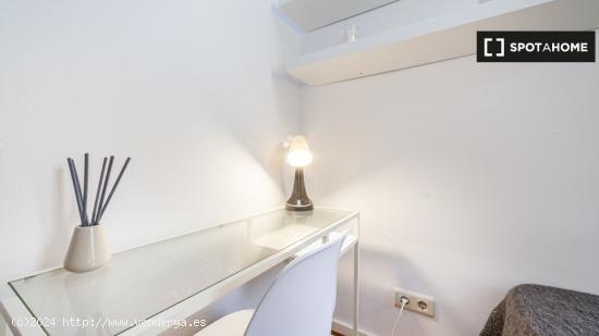 Se alquila habitación moderna en un apartamento de 19 habitaciones en el Eixample - BARCELONA