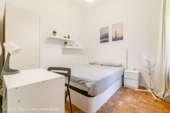  Se alquila habitación soleada en piso de 19 dormitorios en Eixample - BARCELONA 