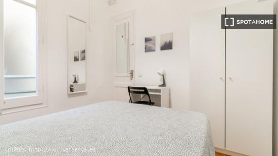 Se alquila habitación soleada en piso de 19 dormitorios en Eixample - BARCELONA