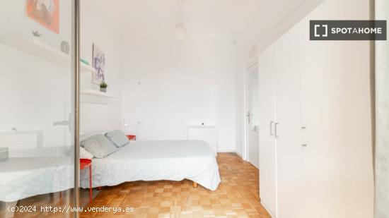 Acogedora habitación en alquiler en piso de 19 habitaciones en Eixample - BARCELONA