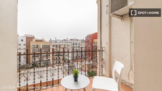 Acogedora habitación en alquiler en piso de 19 habitaciones en Eixample - BARCELONA