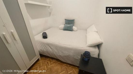 Habitación en piso de 10 habitaciones en L'Esquerra de l'Eixample - BARCELONA