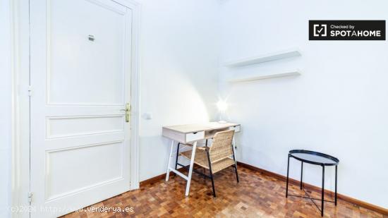 Cómoda habitación en alquiler en piso de 9 habitaciones, L'Esquerra de l'Eixample - BARCELONA