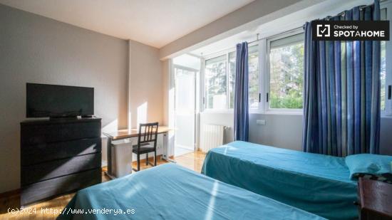 Habitación luminosa en alquiler en apartamento de 3 dormitorios en Aluche - MADRID