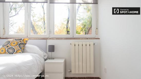 Habitación soleada en apartamento de 4 dormitorios en Usera, Madrid - MADRID