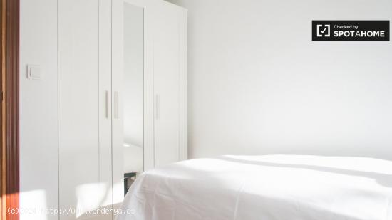 Habitación soleada en apartamento de 4 dormitorios en Usera, Madrid - MADRID