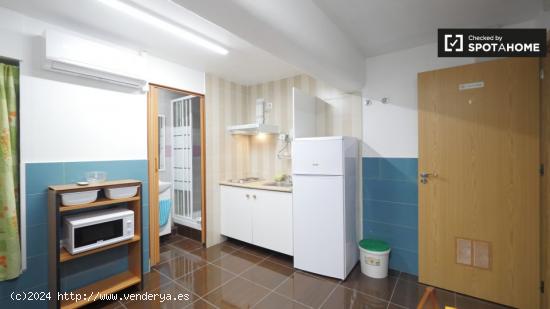 Se alquila habitación estudio en piso en Hospitalet de Llobregat - BARCELONA