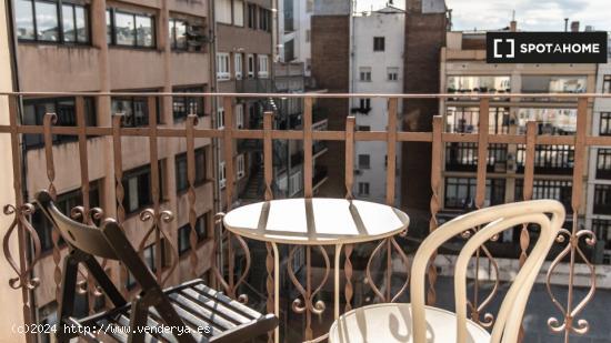 Se alquila habitación en piso de 19 habitaciones en Eixample - BARCELONA