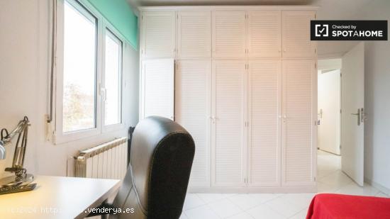 Se alquila preciosa habitación en apartamento de 5 dormitorios en Ciudad Lineal - MADRID