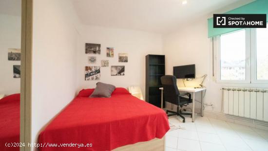 Se alquila preciosa habitación en apartamento de 5 dormitorios en Ciudad Lineal - MADRID